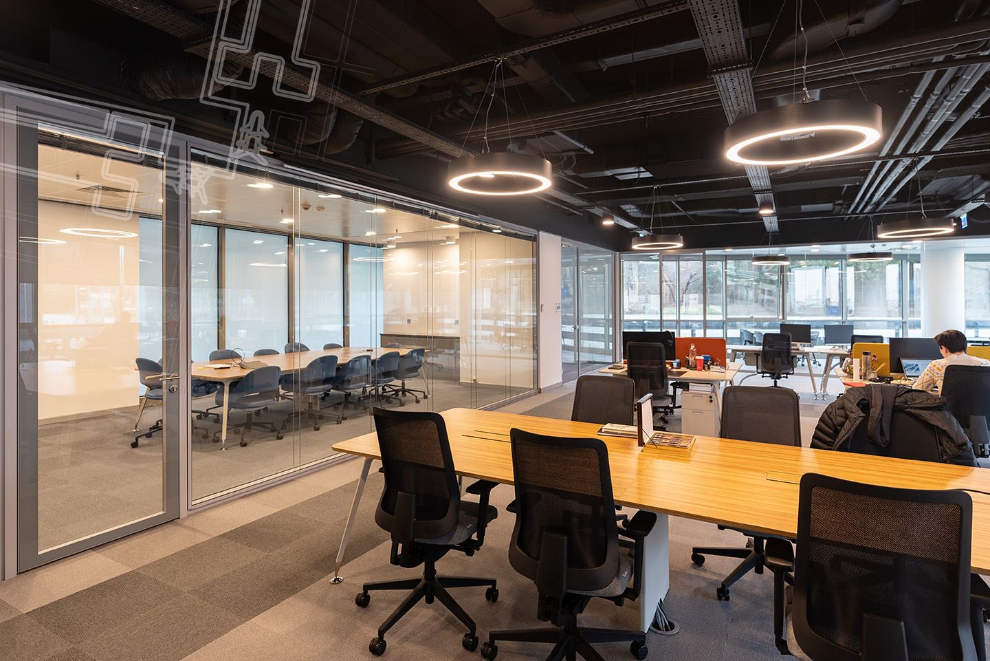 Açık Ofis Alanları İçin Neden Cam Bölme Sistemleri Tercih Edilmeli?